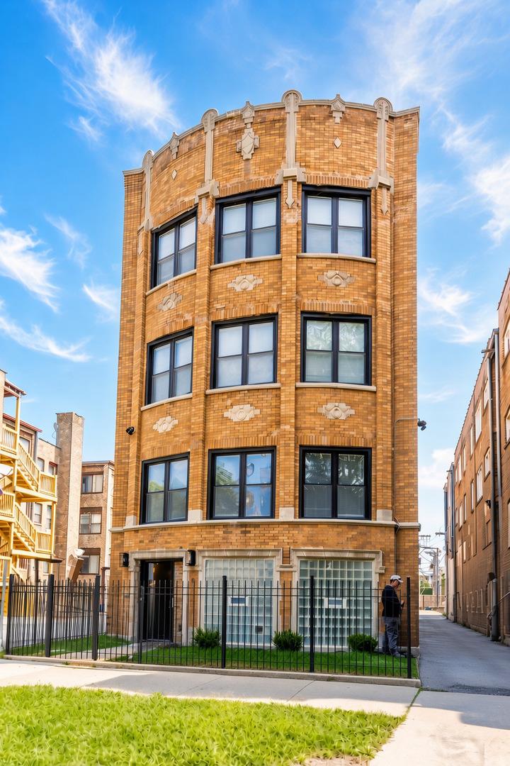 6711 S Paxton Ave., Chicago, IL 60649