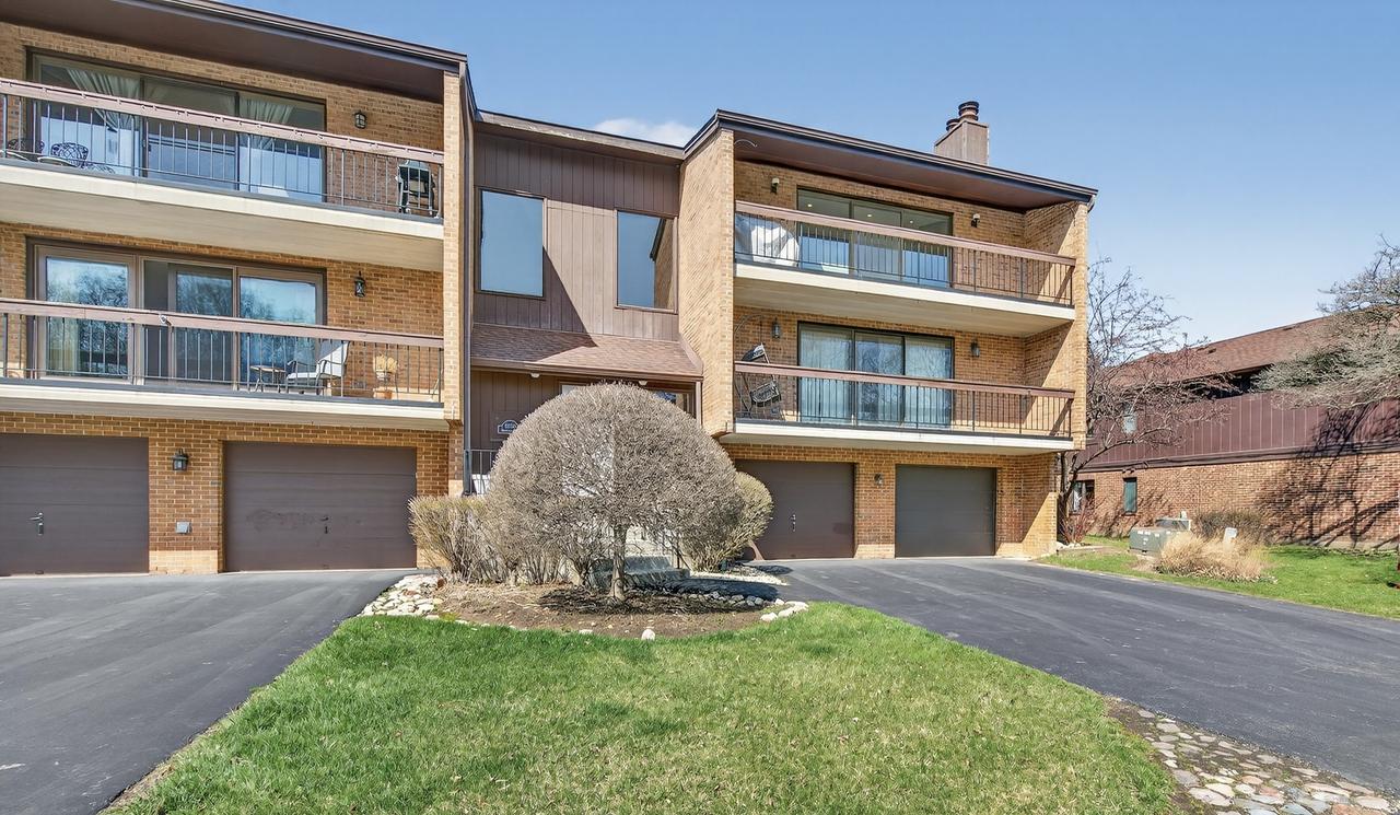 8150 Brookside Dr. #204, Palos Park, IL 60464