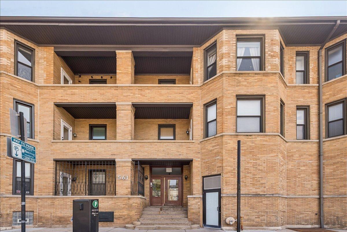 561 W Briar Pl. #305, Chicago, IL 60657