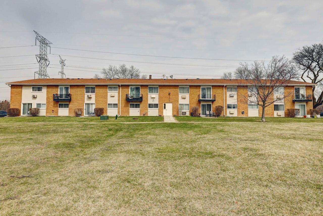 8864 Northshore Dr. #1A, Des Plaines, IL 60016