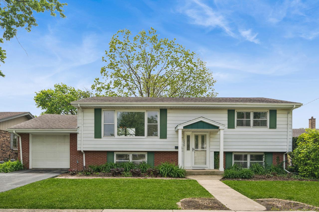 1259 Heather Rd., Homewood, IL 60430