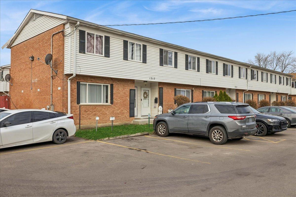 1317 Monomoy St. #E, Aurora, IL 60506