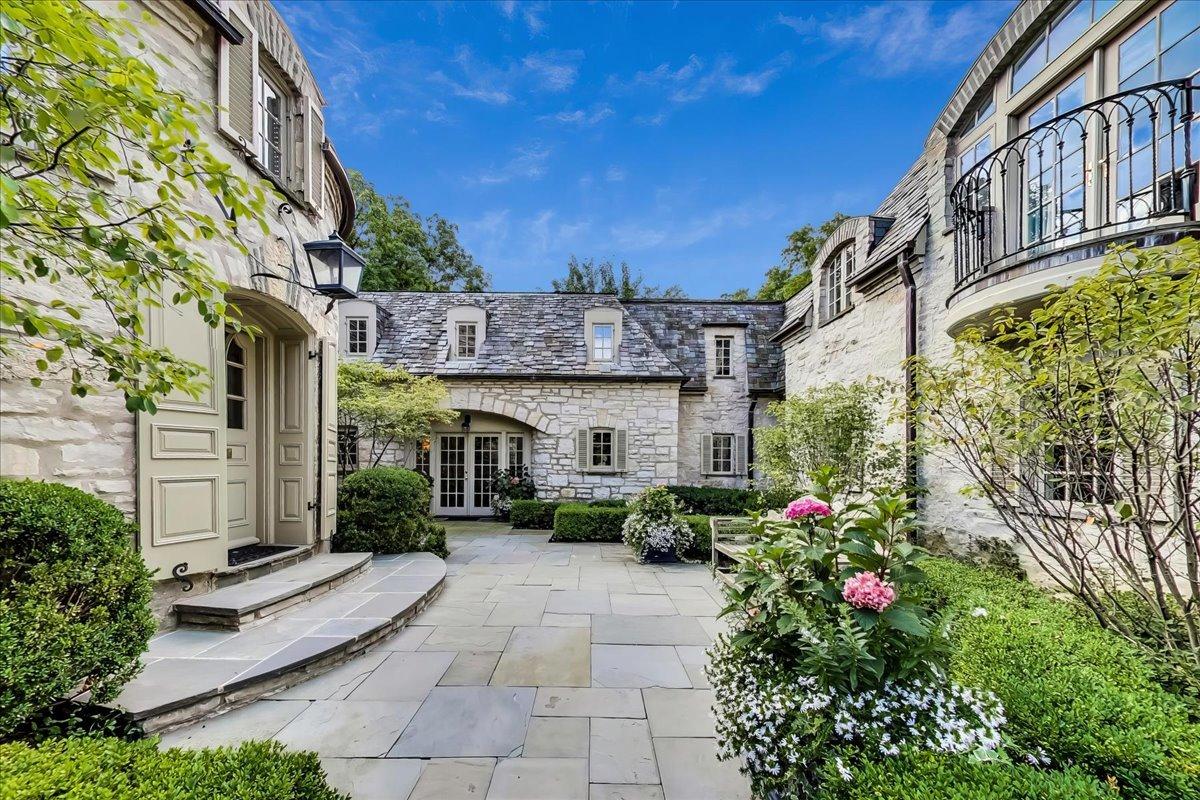 475 E Deerpath Rd., Lake Forest, IL 60045