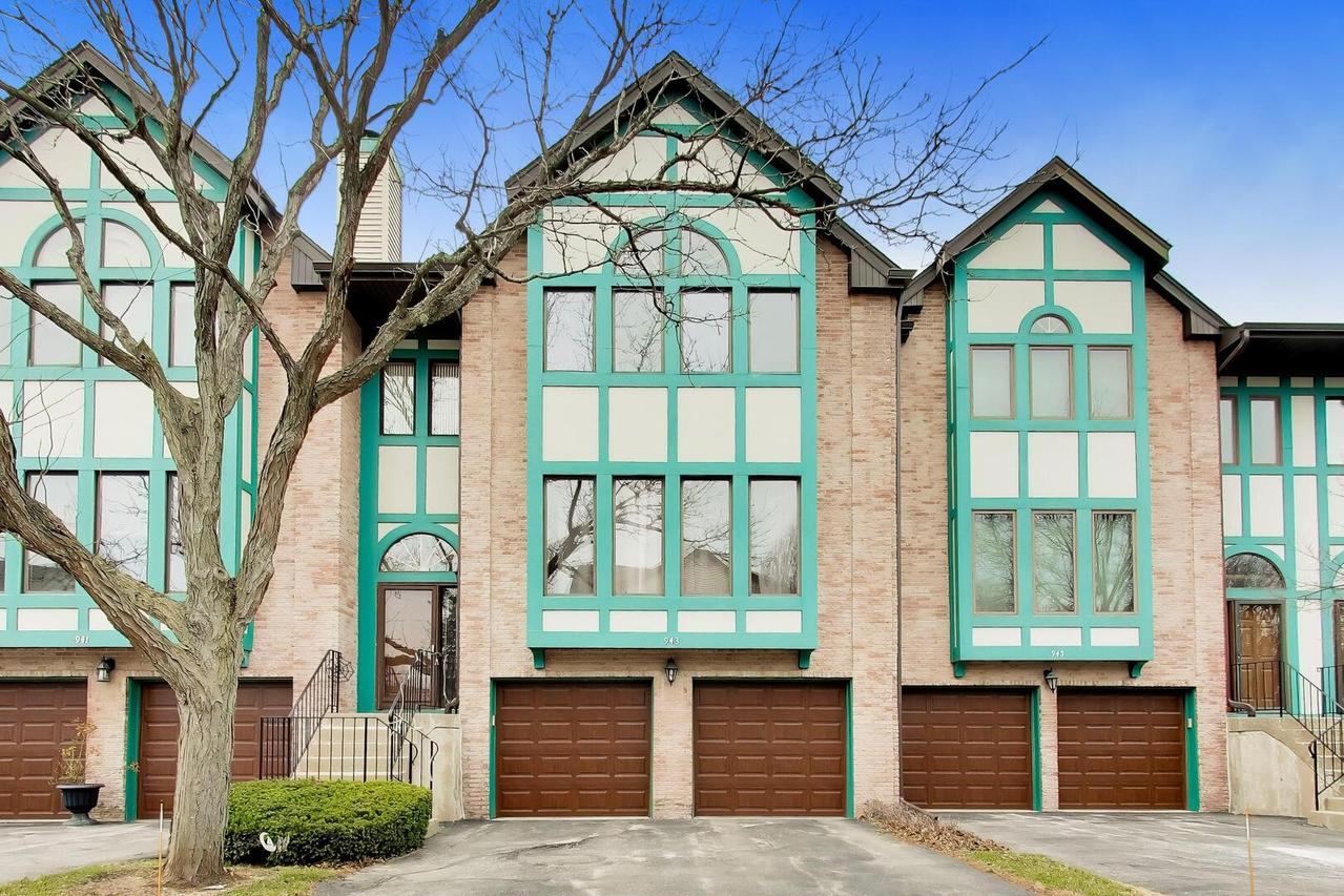 943 W Essex Pl., Arlington Heights, IL 60004