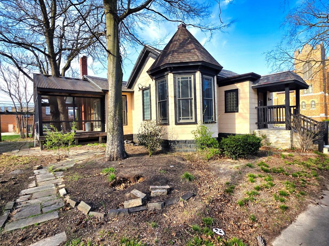 102 W 3rd St., Flora, IL 62839