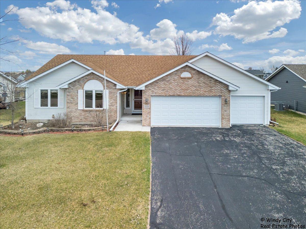 225 Sundance Tr., Capron, IL 61012
