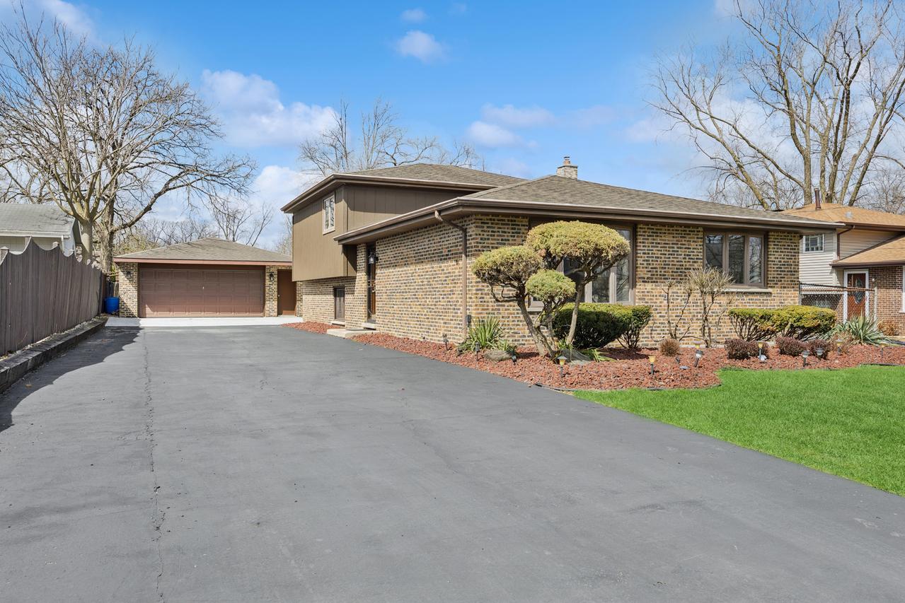 15730 Lamon Ave., Oak Forest, IL 60452