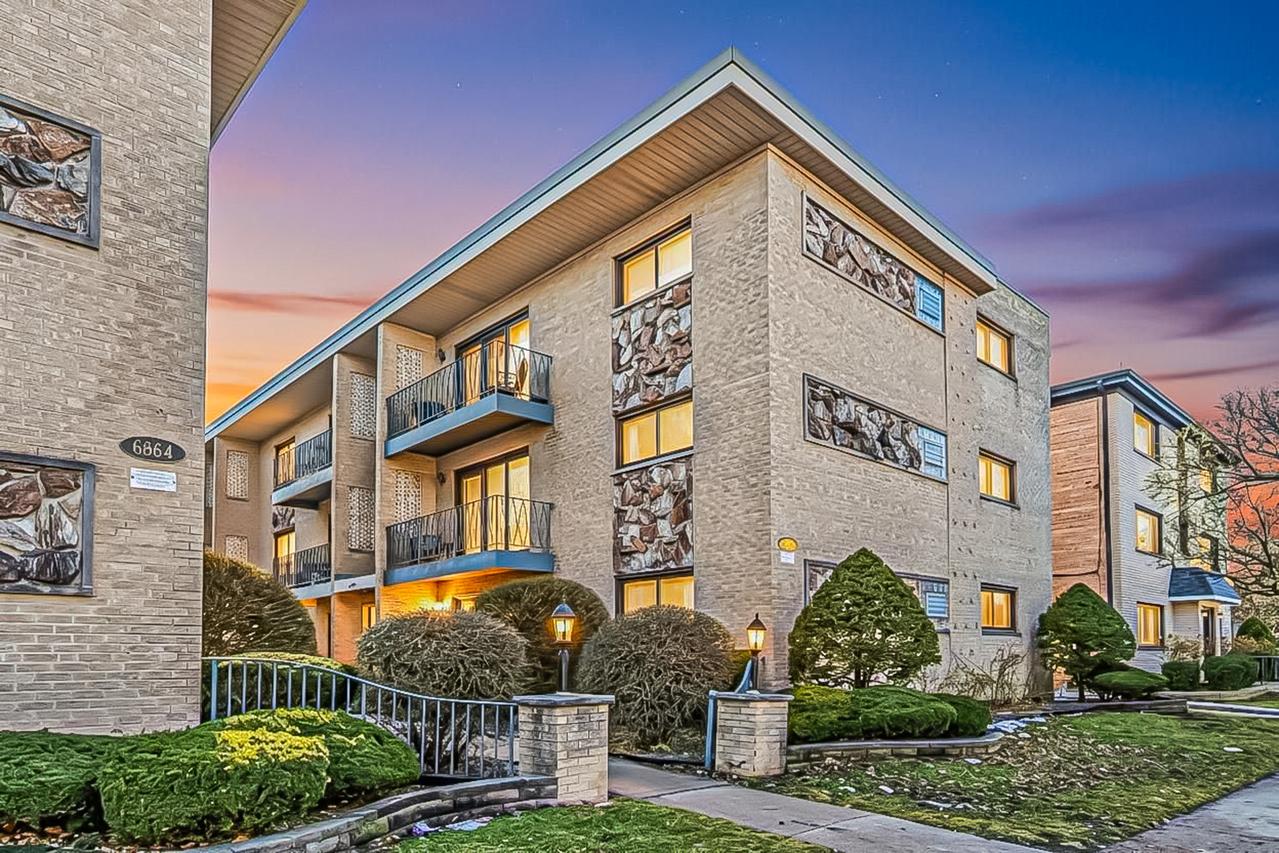 6870 N Northwest Hwy. #2F, Chicago, IL 60631
