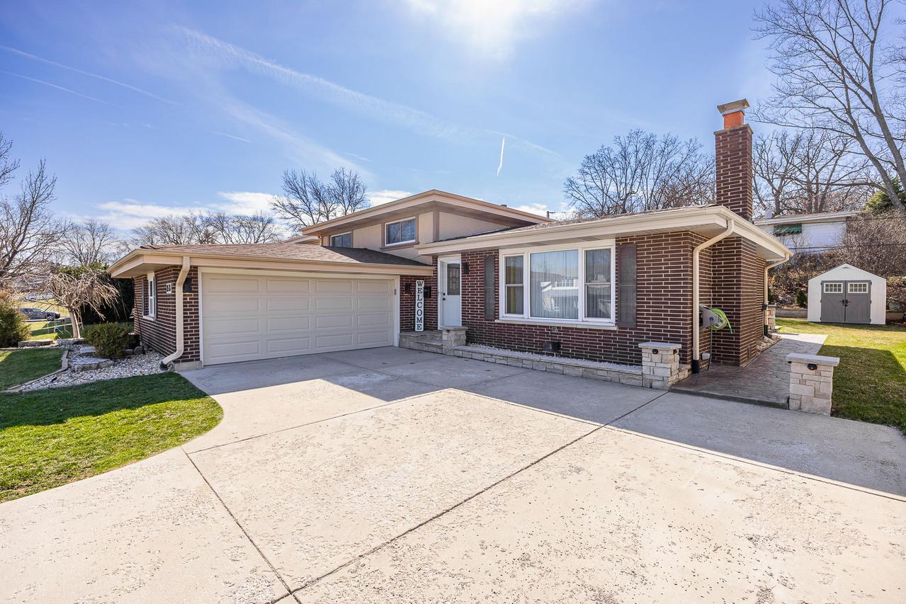 8518 Forest Dr., Hickory Hills, IL 60457