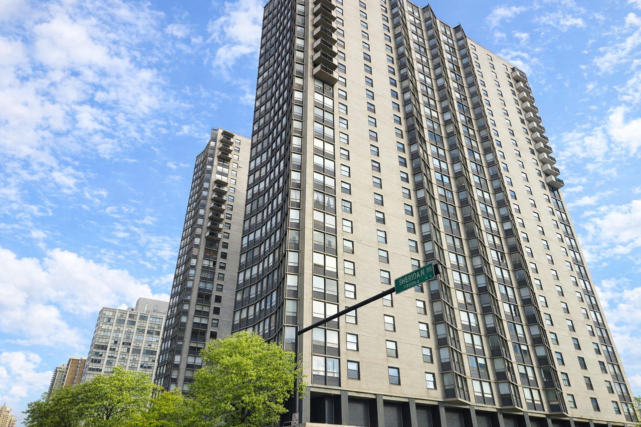 5701 N Sheridan Rd. #30T, Chicago, IL 60660