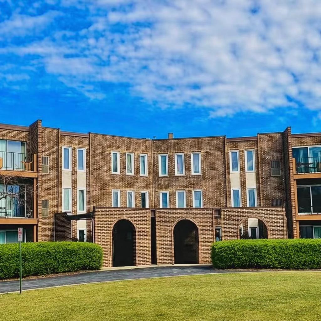 1575 Sandpebble Dr. #104, Wheeling, IL 60090