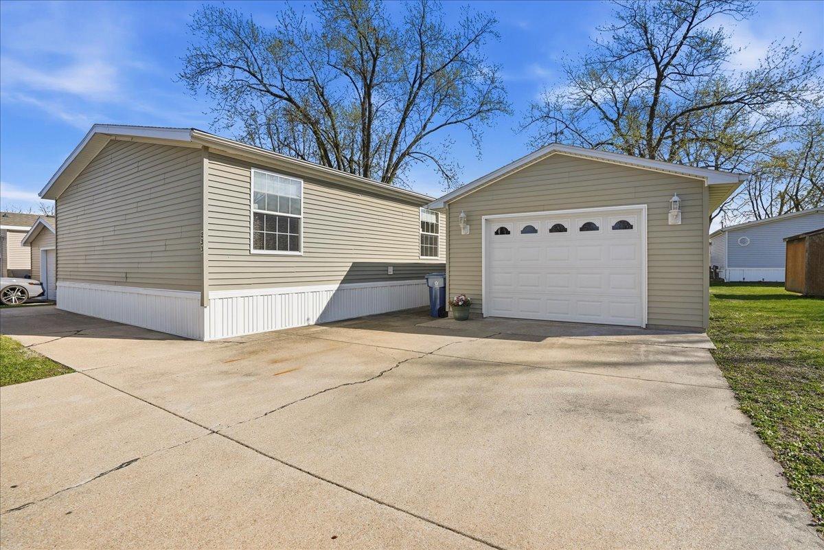 233 Avenue E St., Bloomington, IL 61704