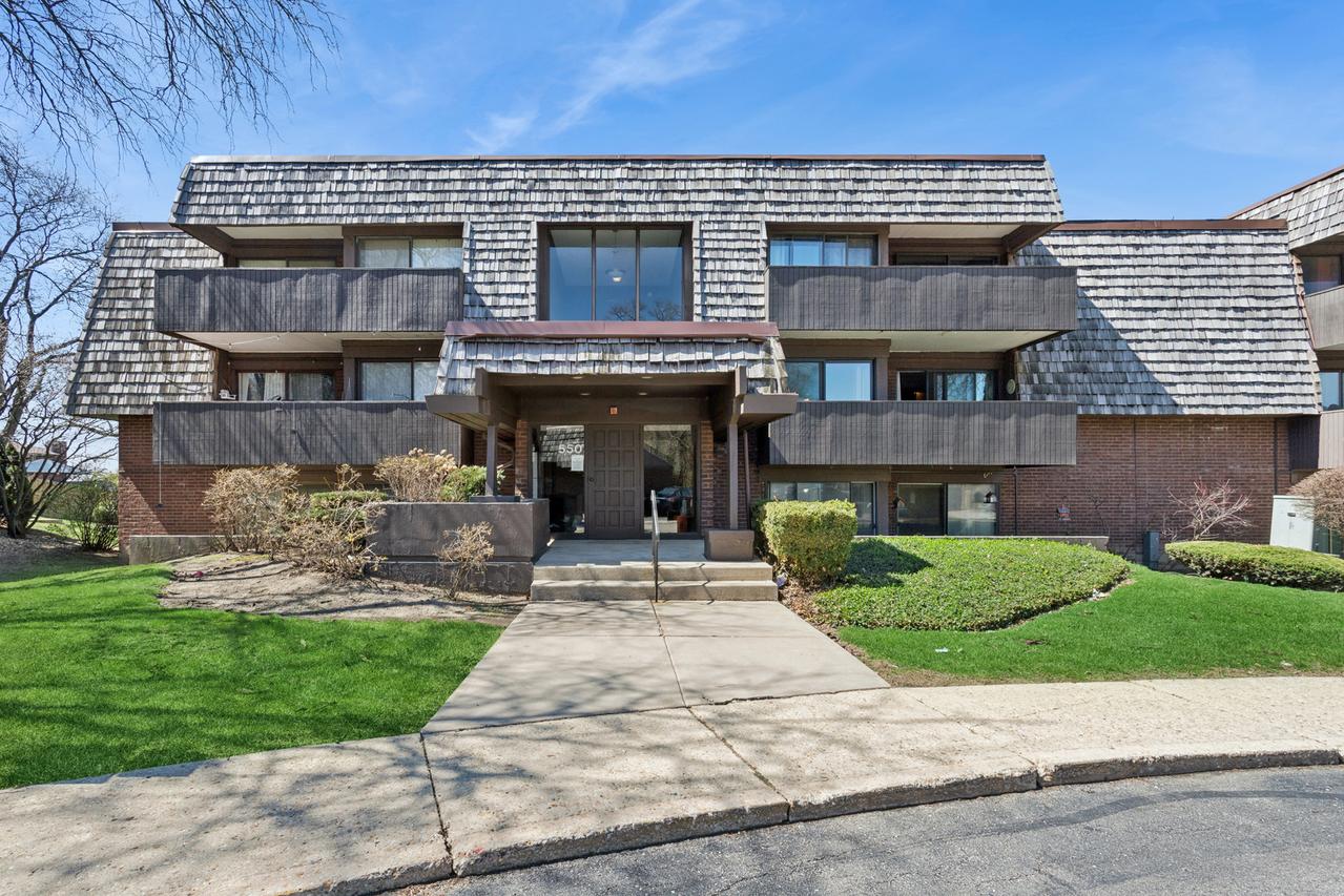 550 Timber Ridge Dr. #204C, Carol Stream, IL 60188
