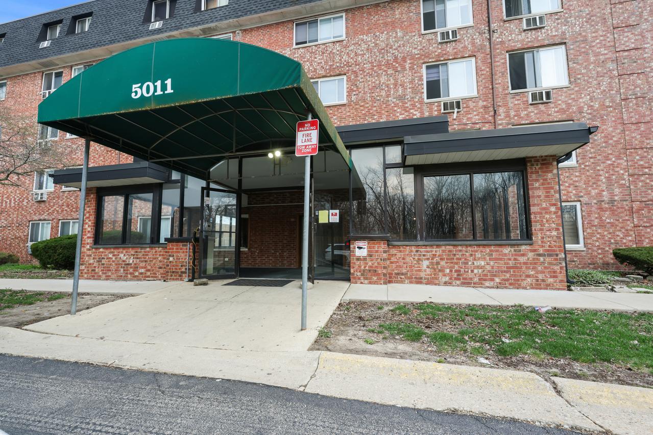 5011 Valley Ln. #204, Streamwood, IL 60107