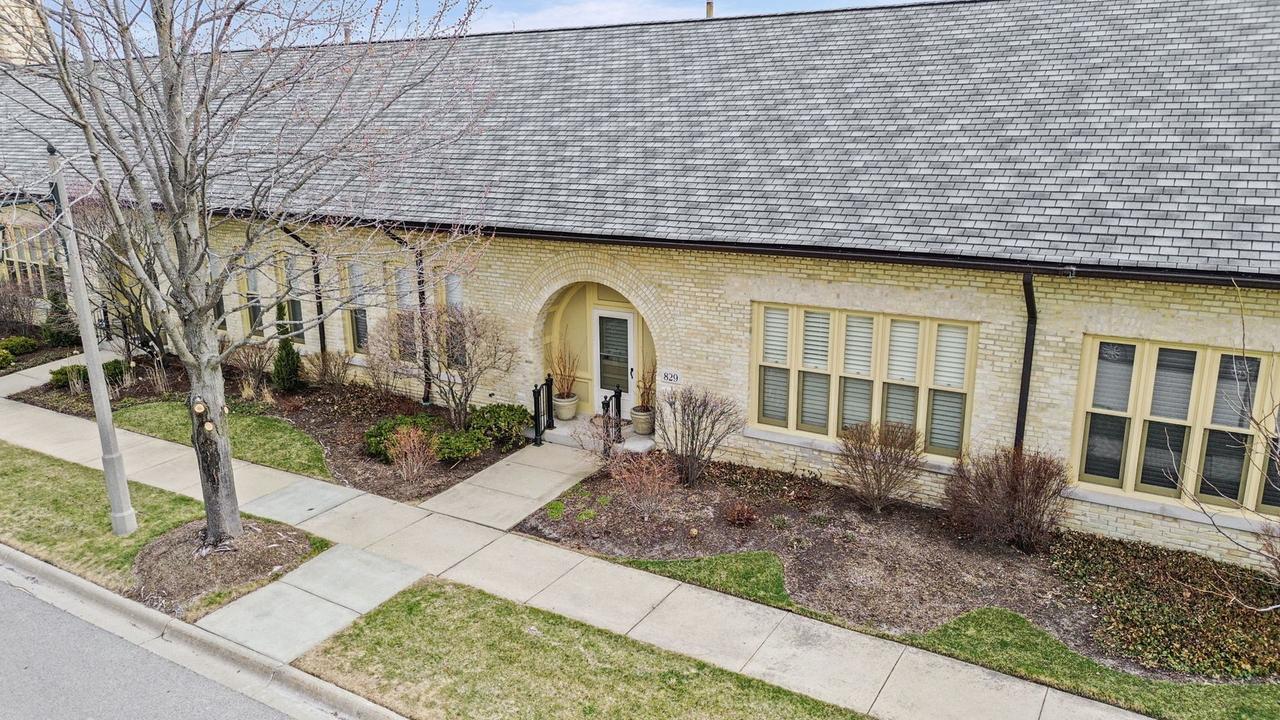 829 Stables Ct., Highwood, IL 60040