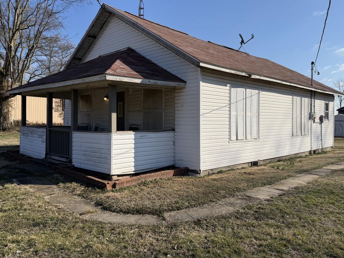 509 W Main St., Walnut Hill, IL 62893