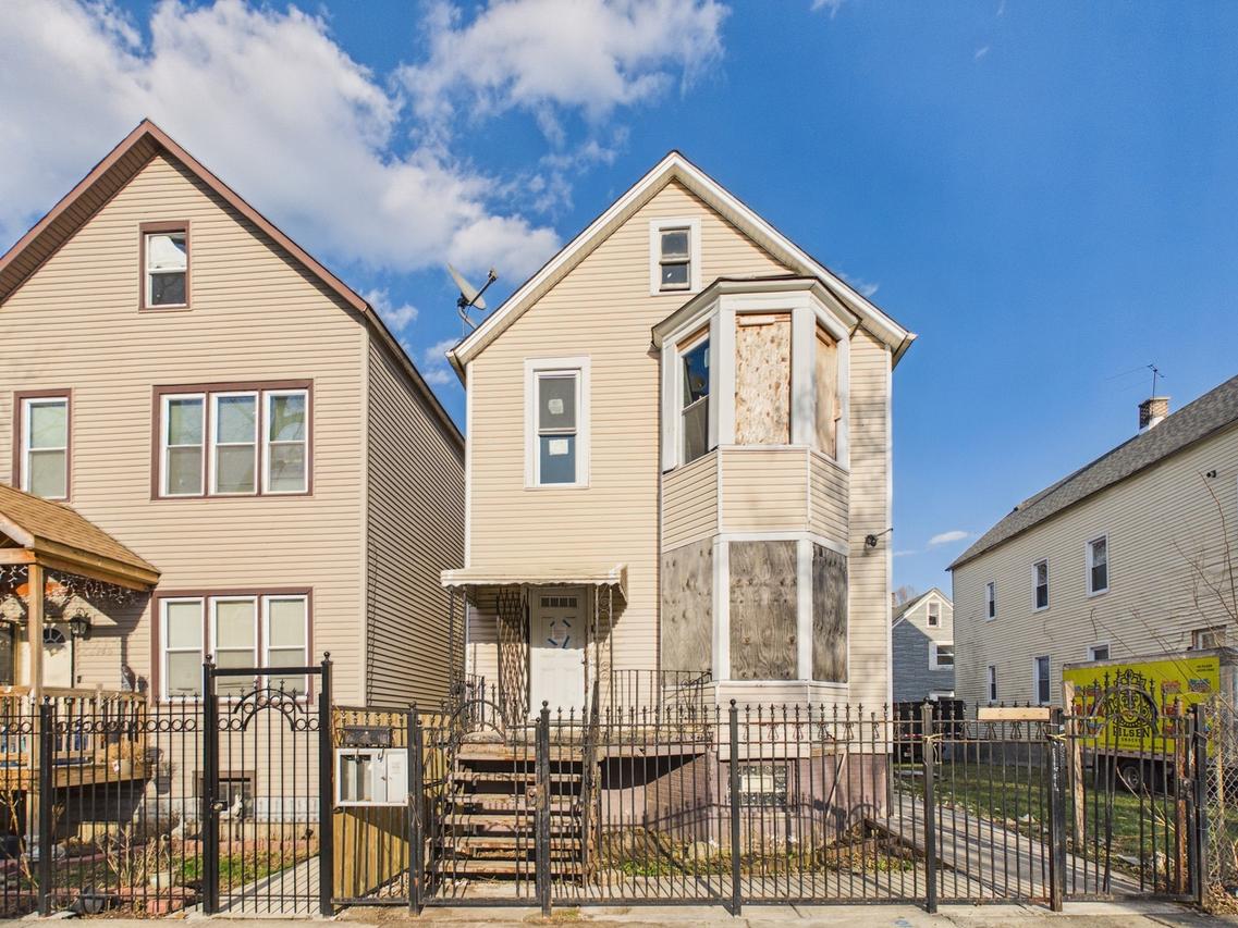 8747 S Escanaba Ave., Chicago, IL 60617