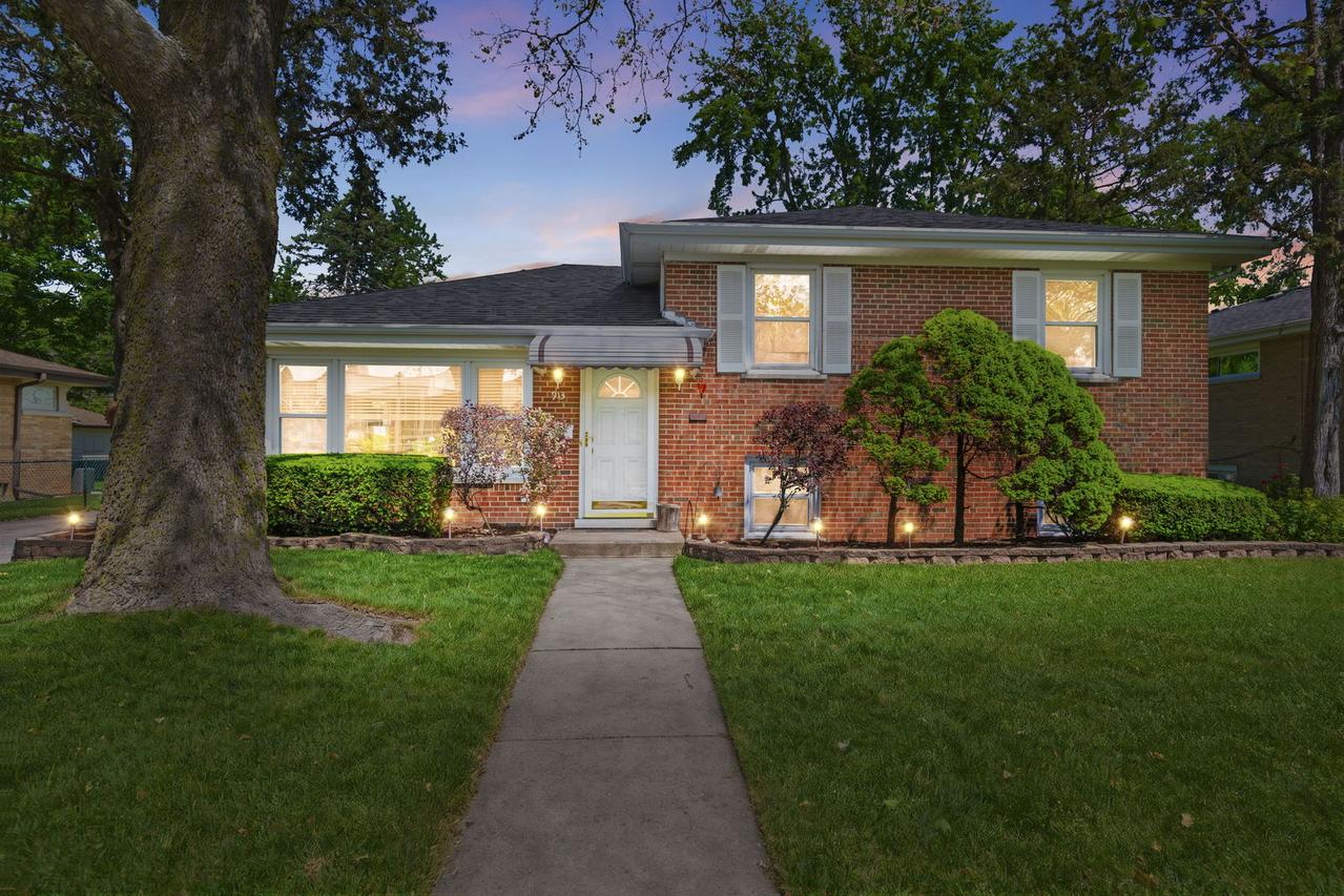 913 S Mitchell Ave., Elmhurst, IL 60126