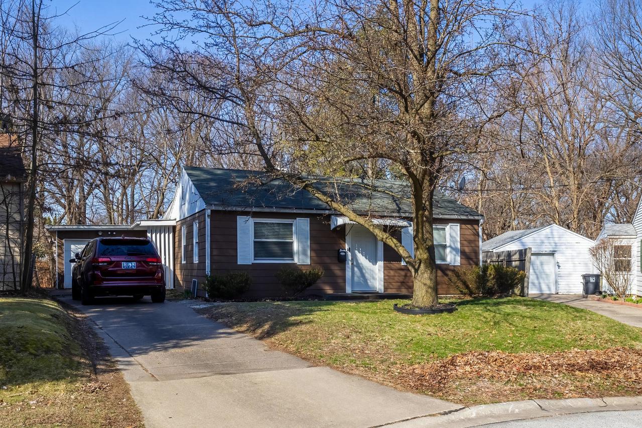 1103 37th St Ct, Moline, IL 61265