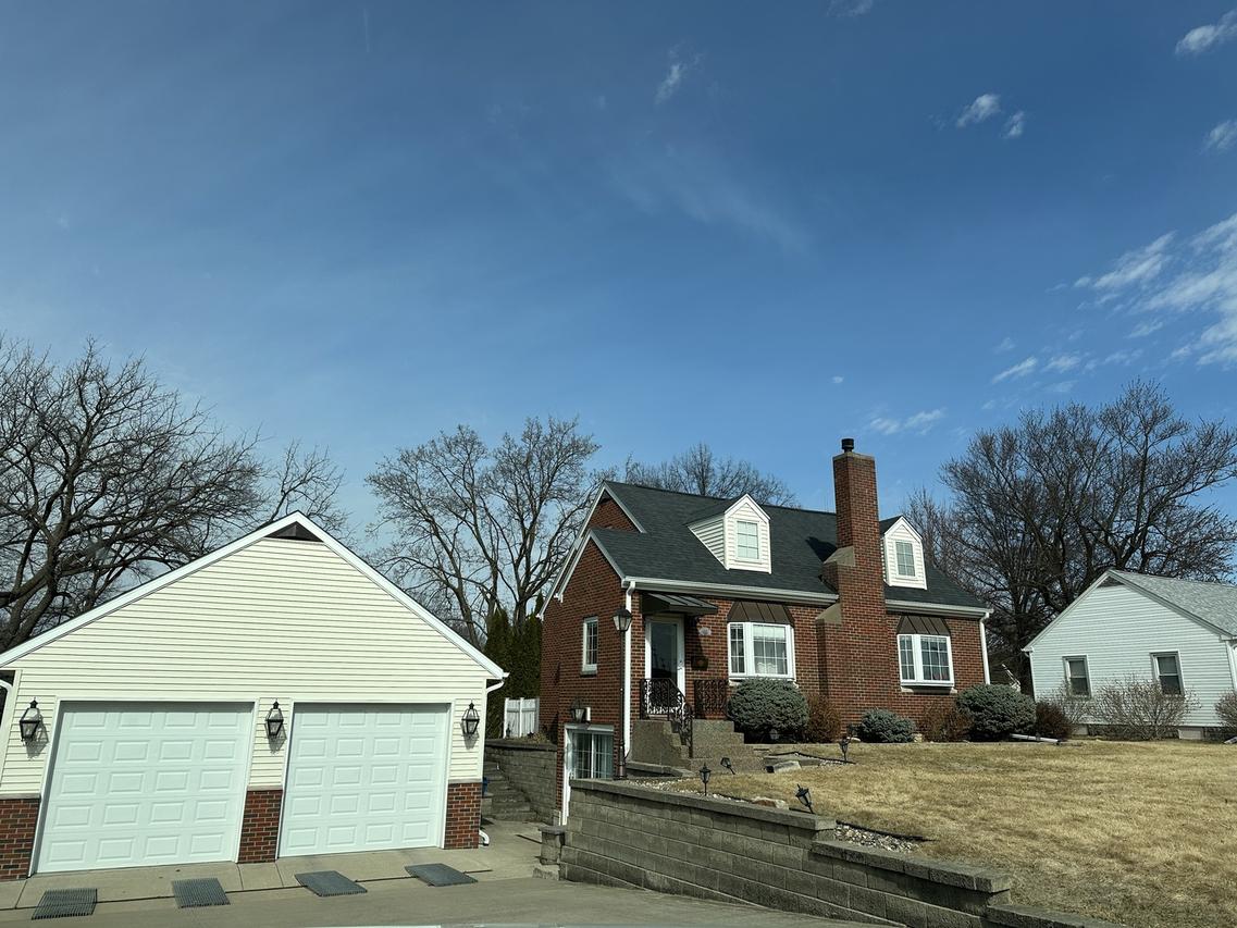 1117 38th Ave., East Moline, IL 61244