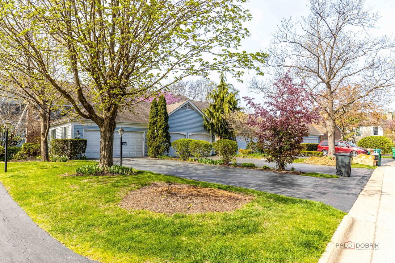 851 Sutton Ct., Lincolnshire, IL 60069