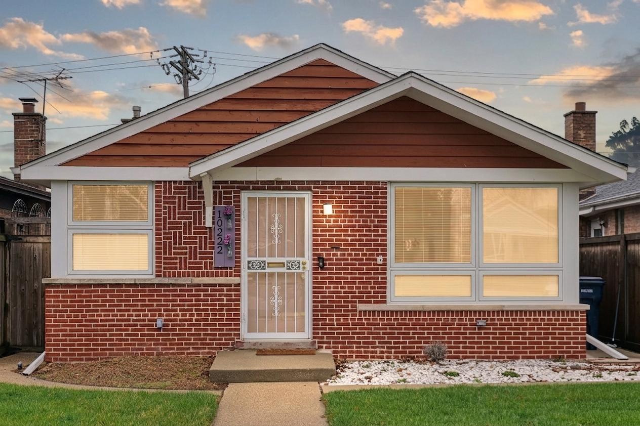 10222 S California Ave., Evergreen Park, IL 60805