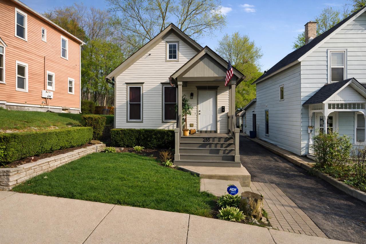 255 Bartlett Pl., Elgin, IL 60120