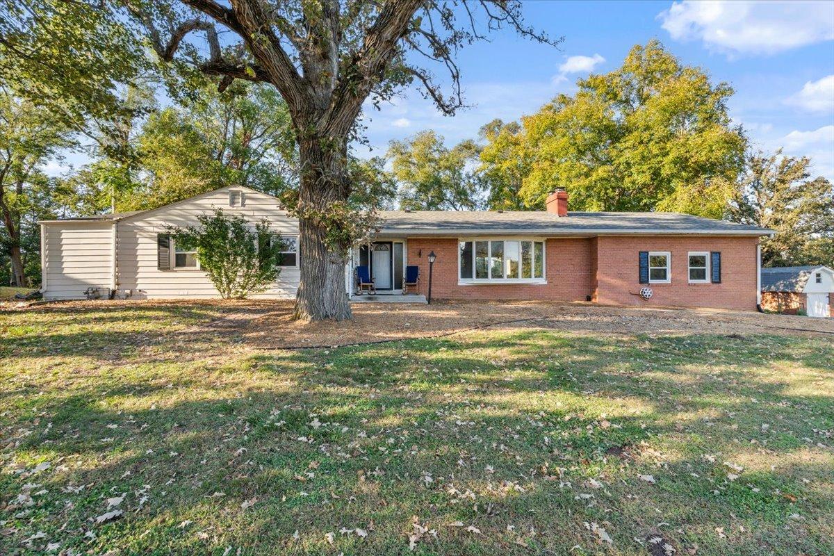 8210 Ridgewood Rd., Rock Island, IL 61201