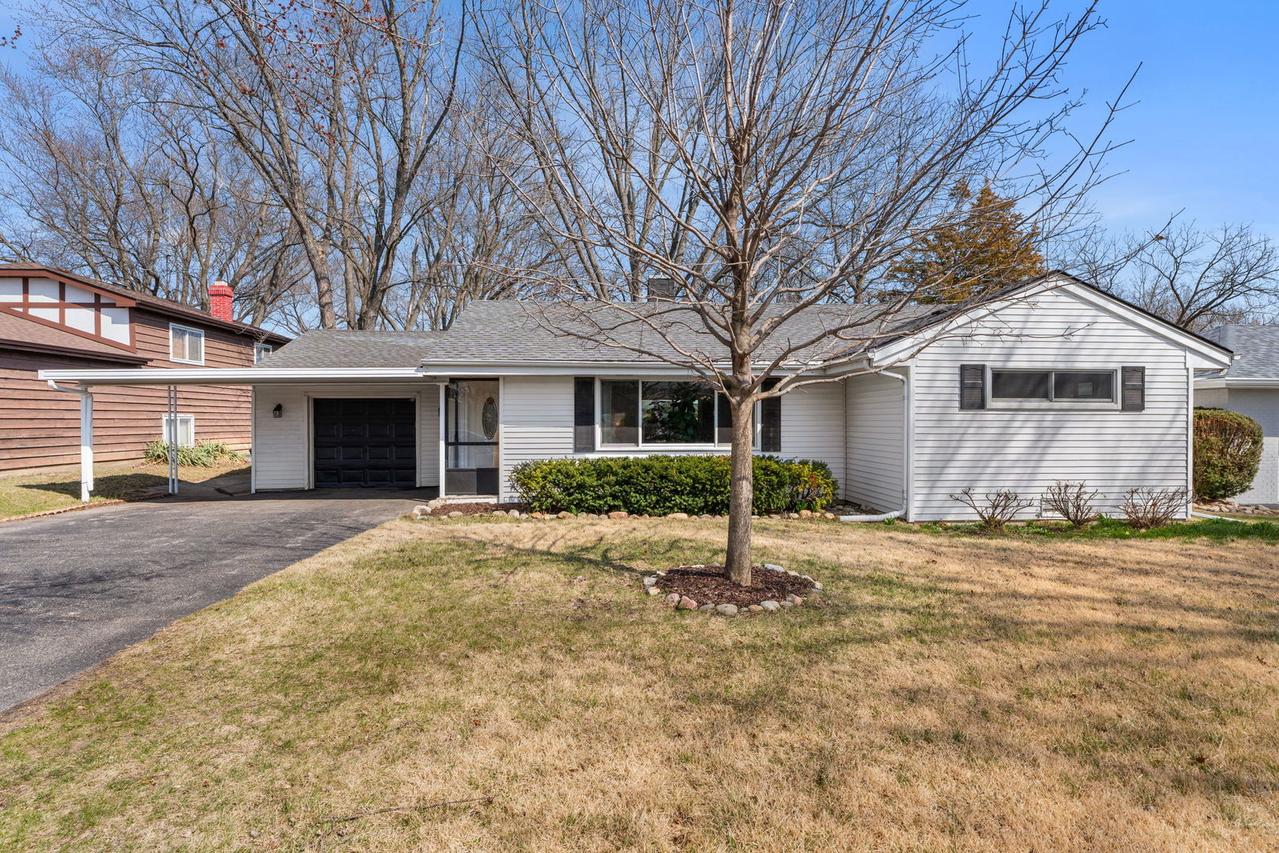 933 N Midlothian Rd., Mundelein, IL 60060