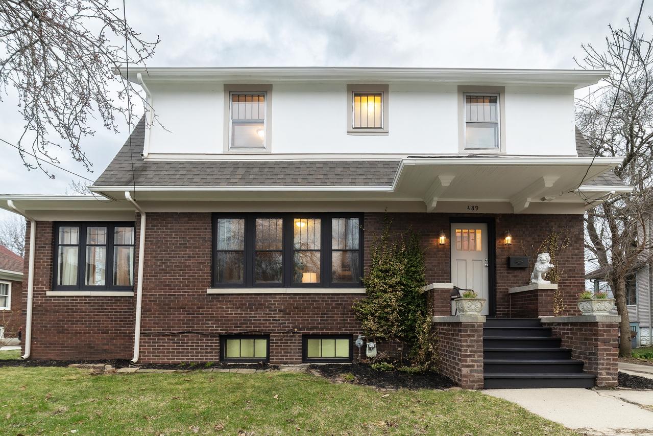 489 Division St., Elgin, IL 60120