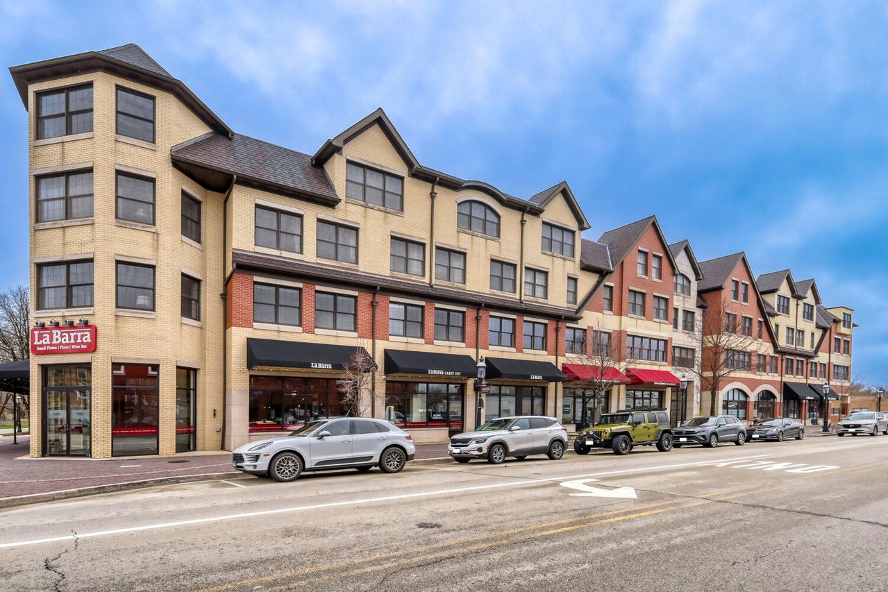 10 E Burlington St. #3B, Riverside, IL 60546