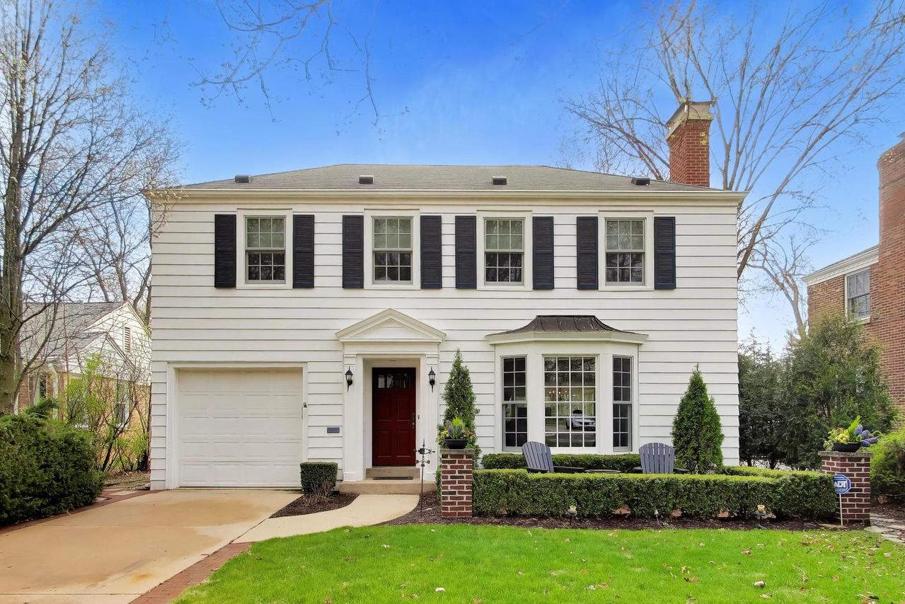 105 Lakeside Pl., Highland Park, IL 60035