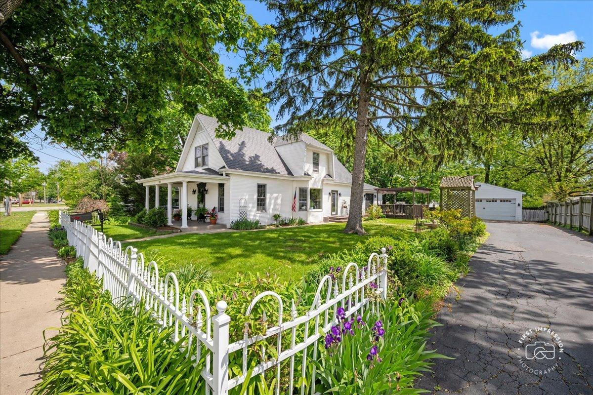 321 N 6th St., Geneva, IL 60134