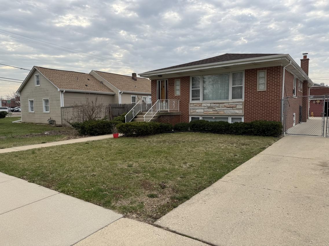 2571 Suffield St., Des Plaines, IL 60016