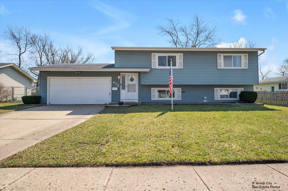 819 Dartmoor Dr., Crystal Lake, IL 60014