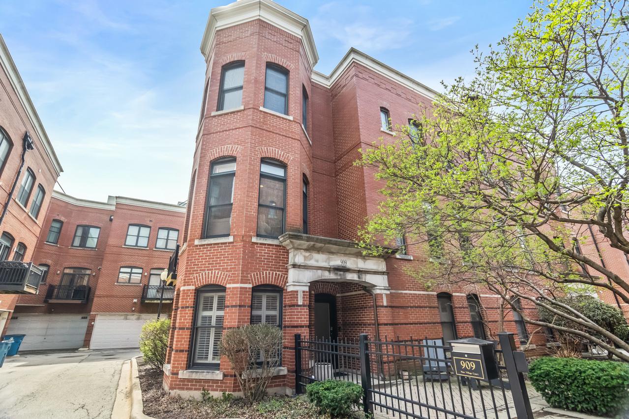 909 W Village Ct., Chicago, IL 60608
