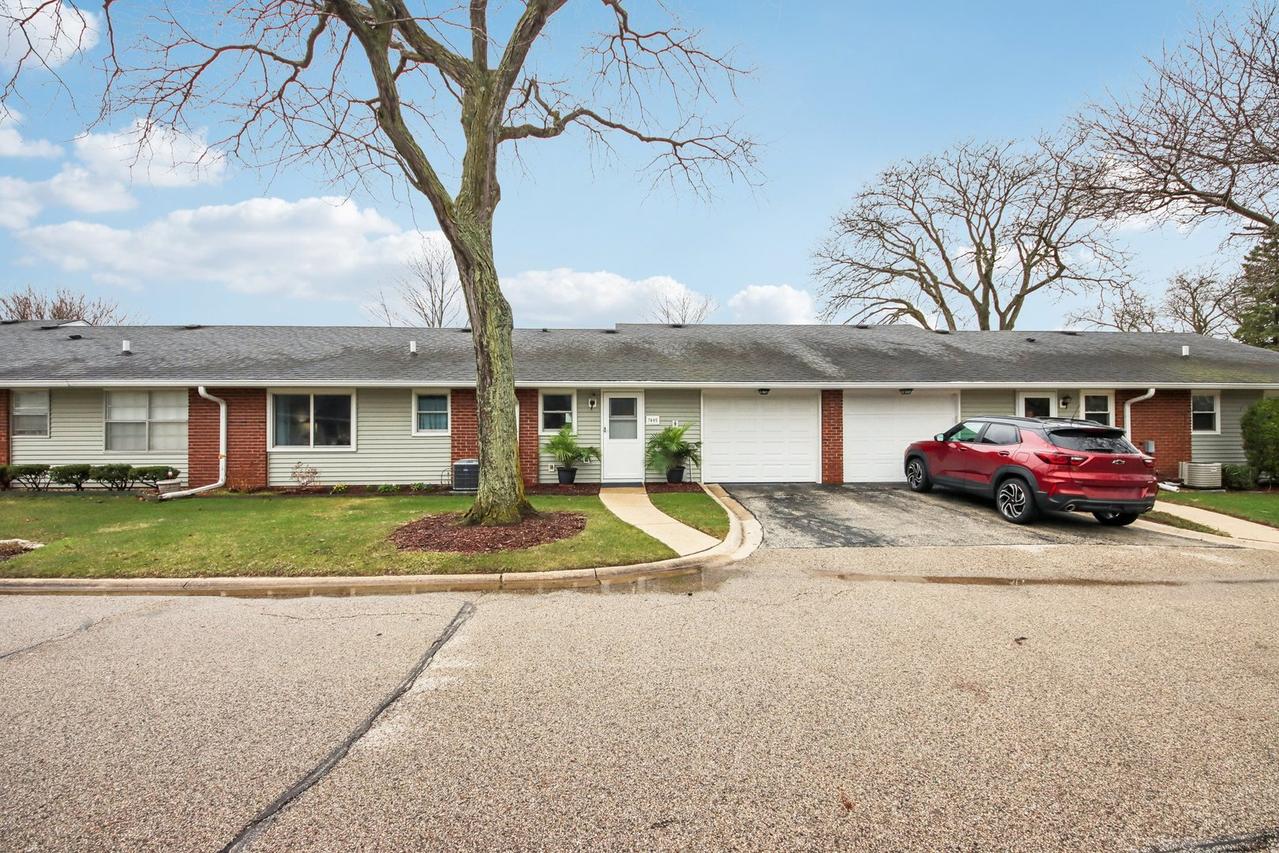 7405 Chevy Chase Ct., Fox Lake, IL 60020