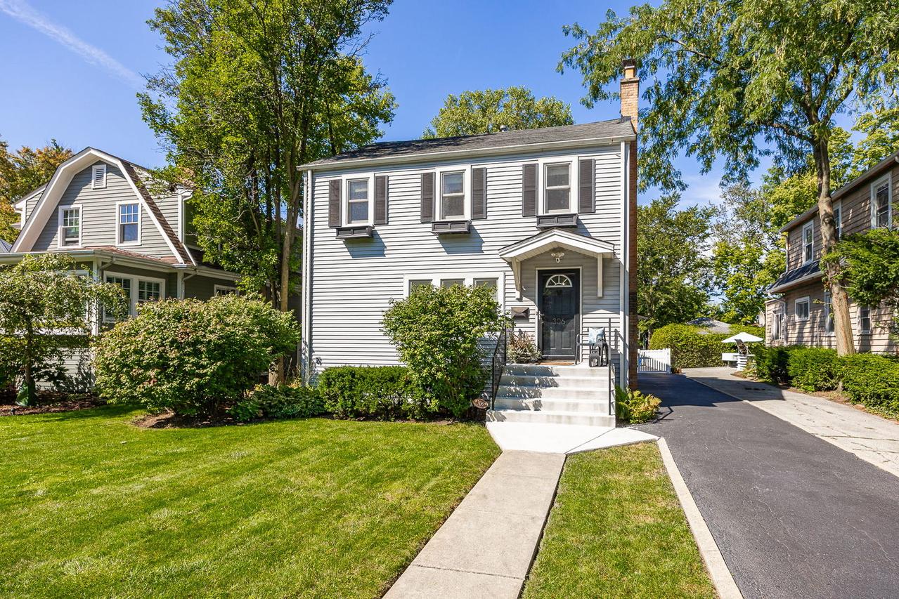 306 Northwood Rd., Riverside, IL 60546