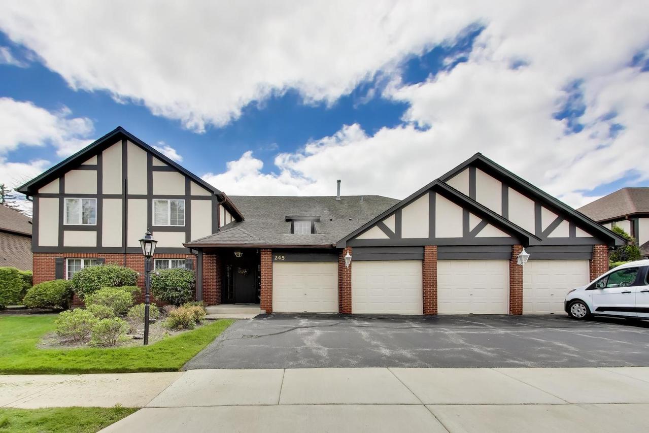 245 Windsor Ln. #C, Willowbrook, IL 60527