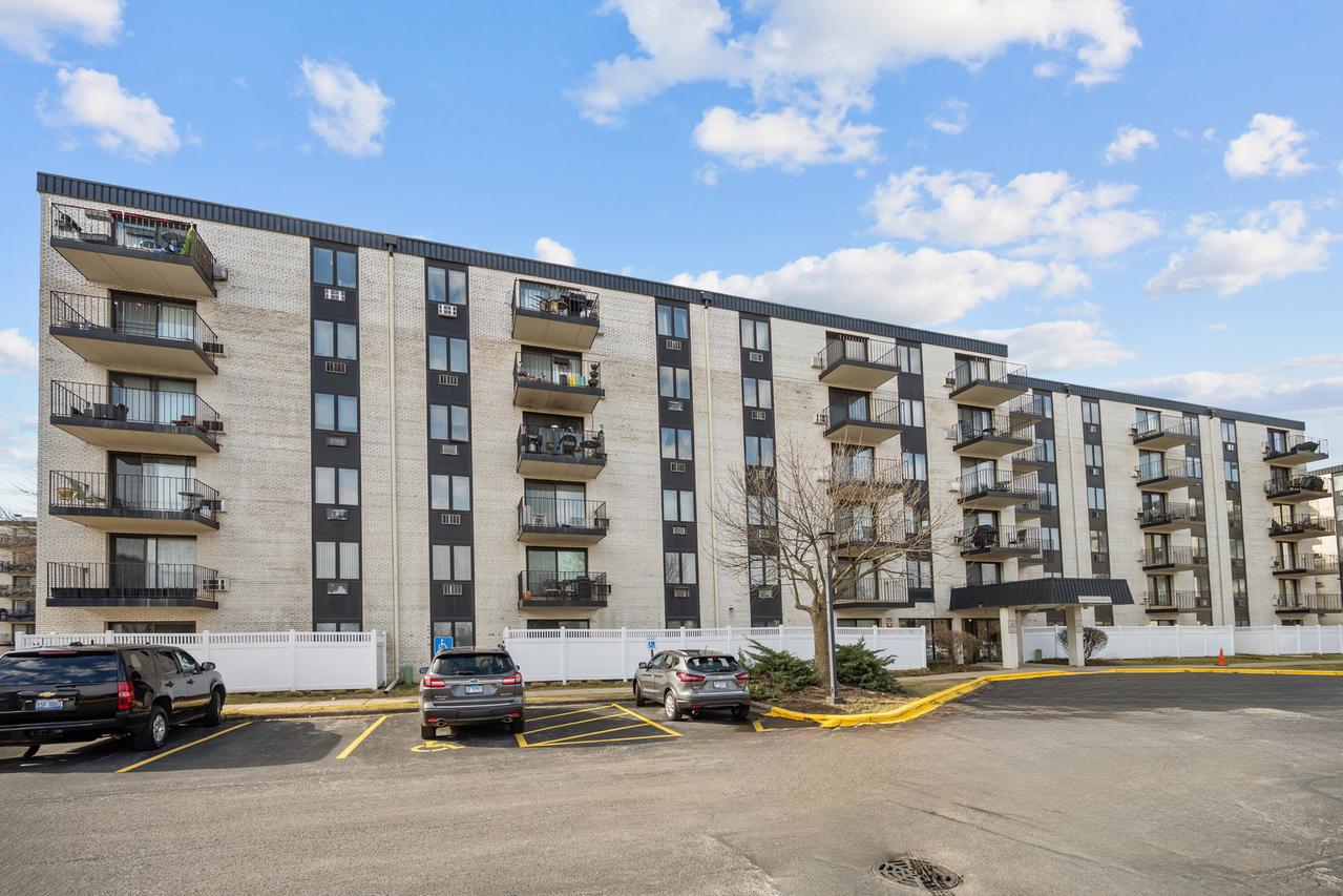 9118 W Elmwood Dr. #3K, Niles, IL 60714