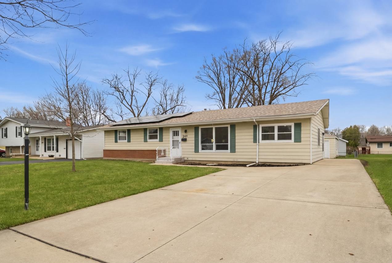 249 Shawnee Dr., Carol Stream, IL 60188