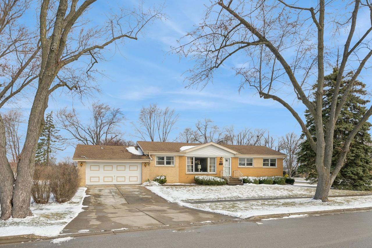 310 Harvard St., Des Plaines, IL 60016