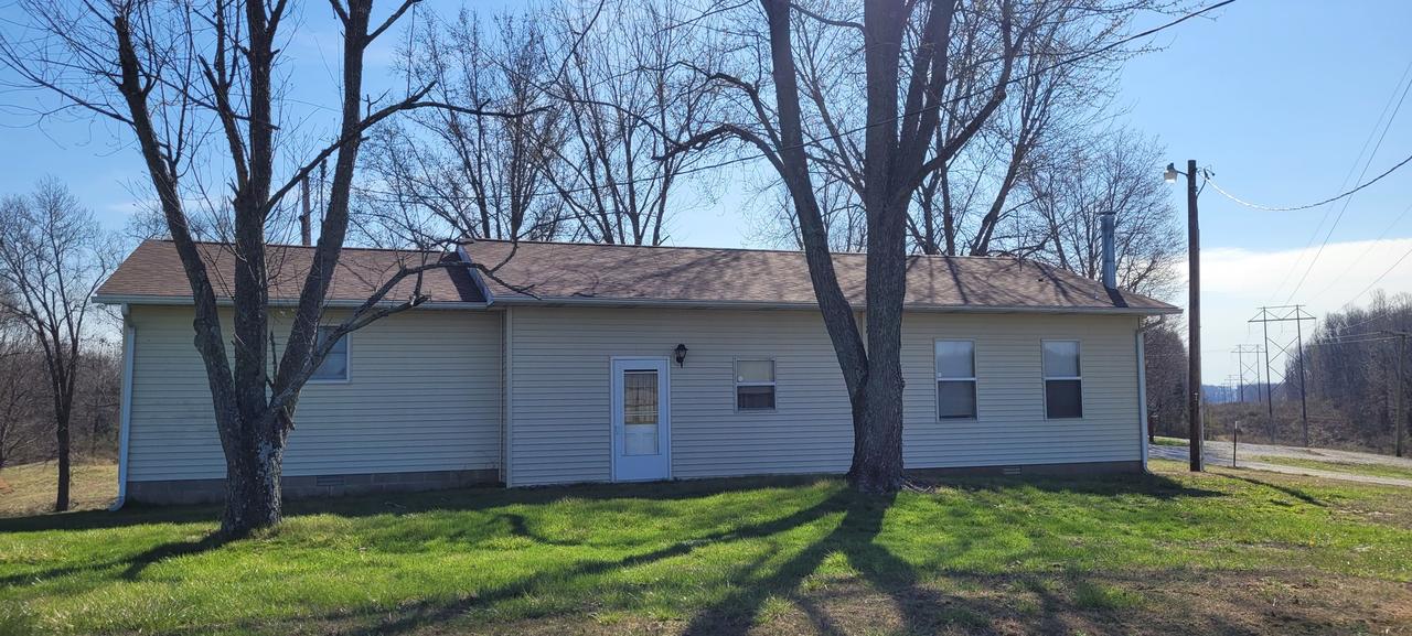 17860 N Woodlawn Ln., Woodlawn, IL 62898