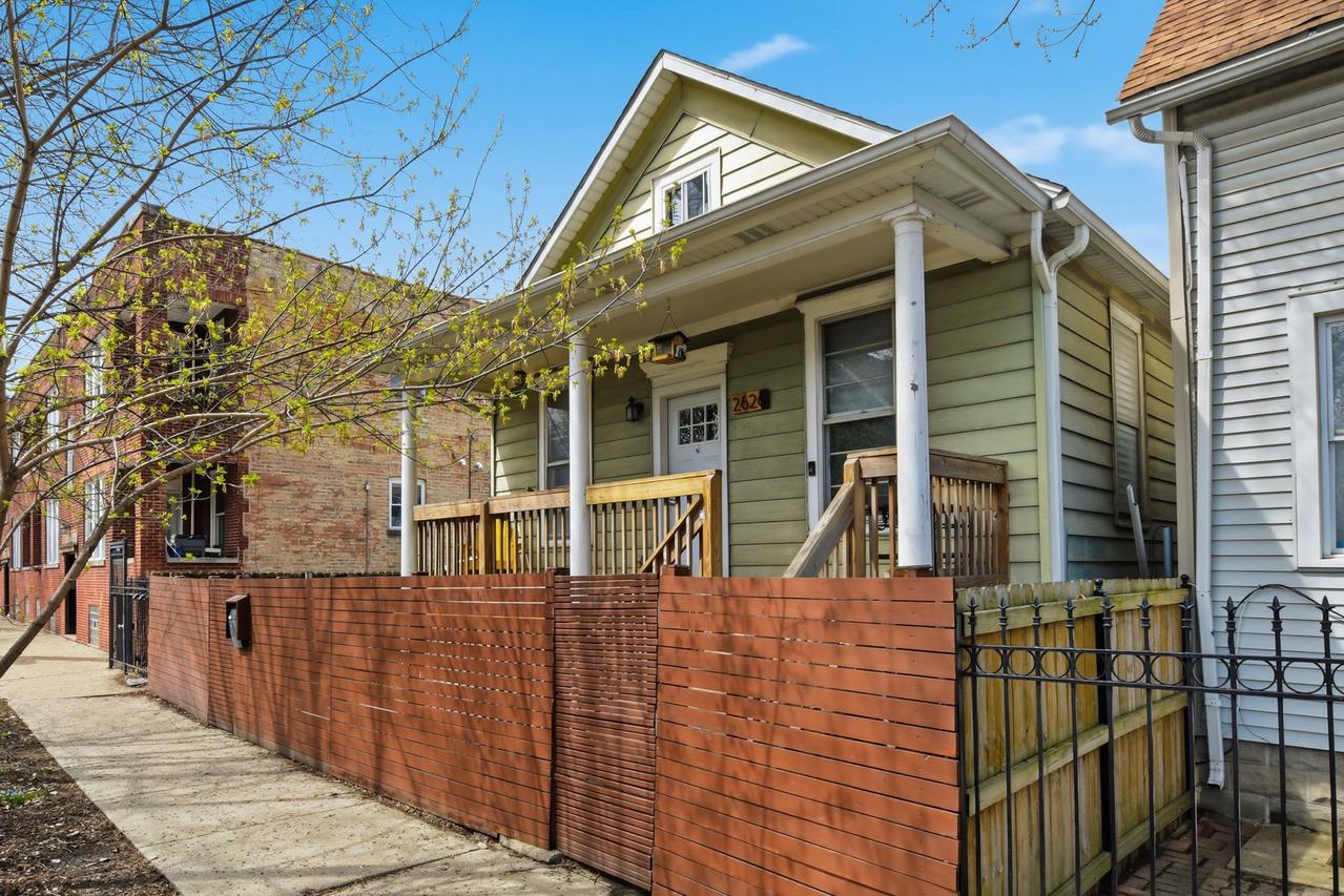 2626 W Francis Pl., Chicago, IL 60647