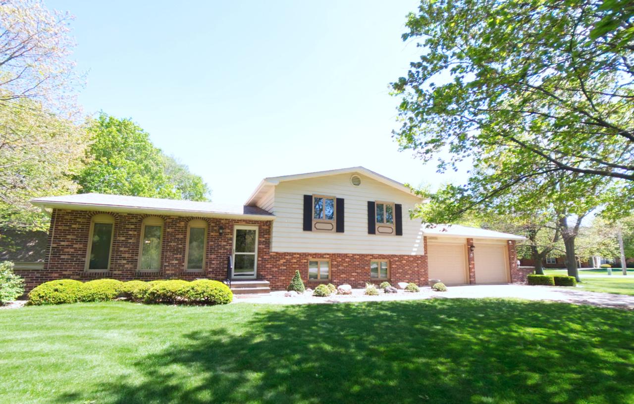 8 Hawthorne Dr., Oswego, IL 60543