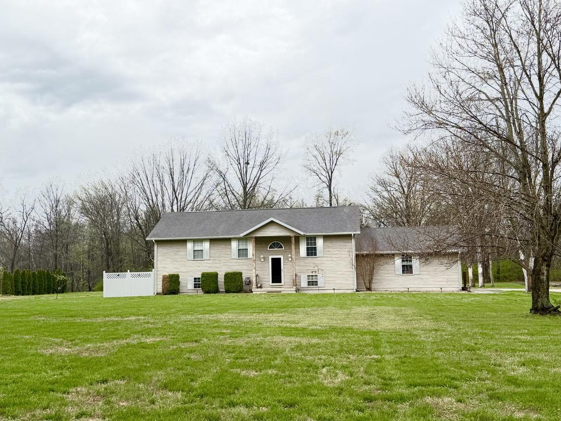 658 Deerfield Rd., Walnut Hill, IL 62893