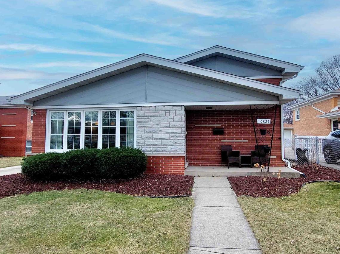 10824 Laporte Ave., Oak Lawn, IL 60453