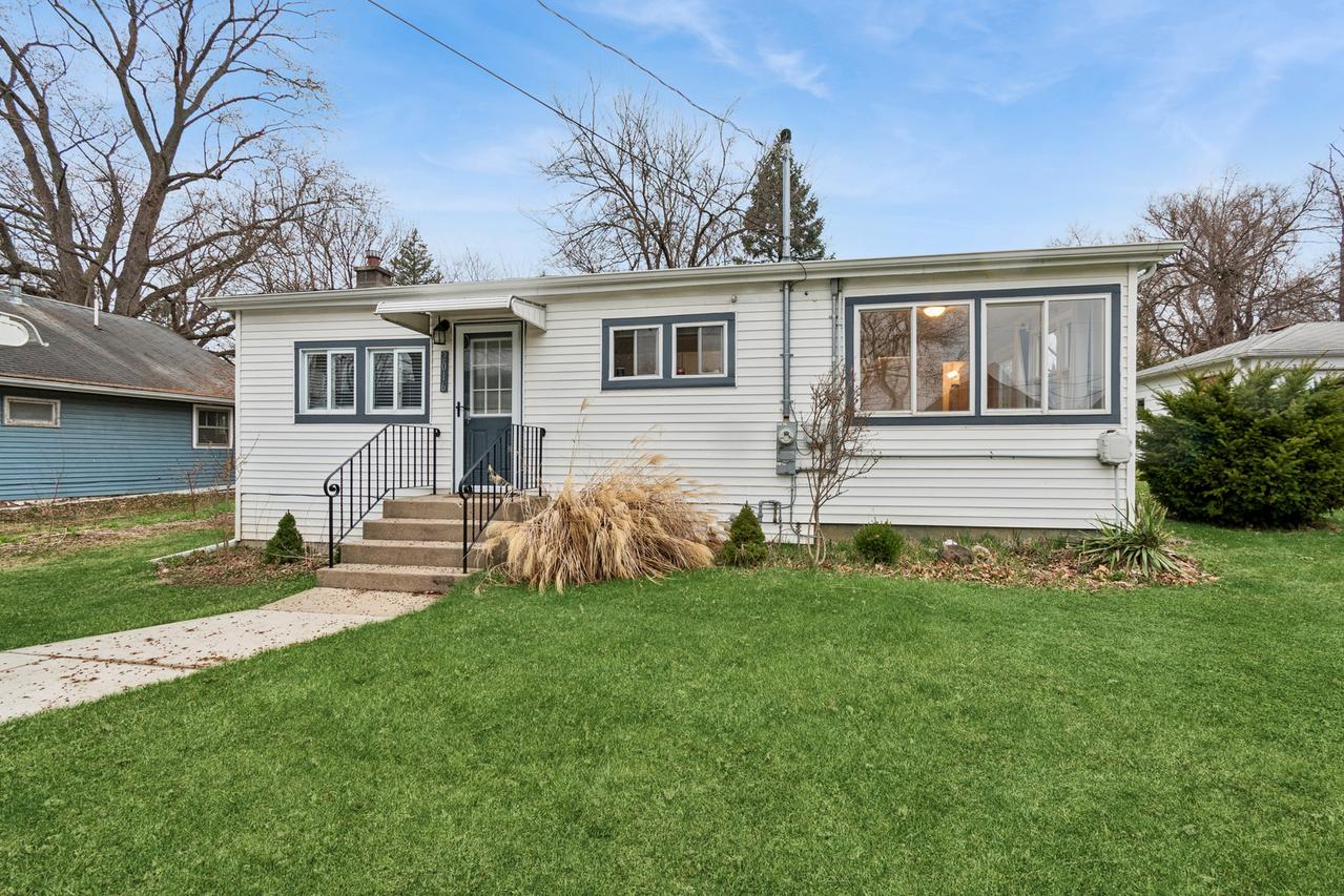 2016 Sunnyside Beach Dr., Johnsburg, IL 60051