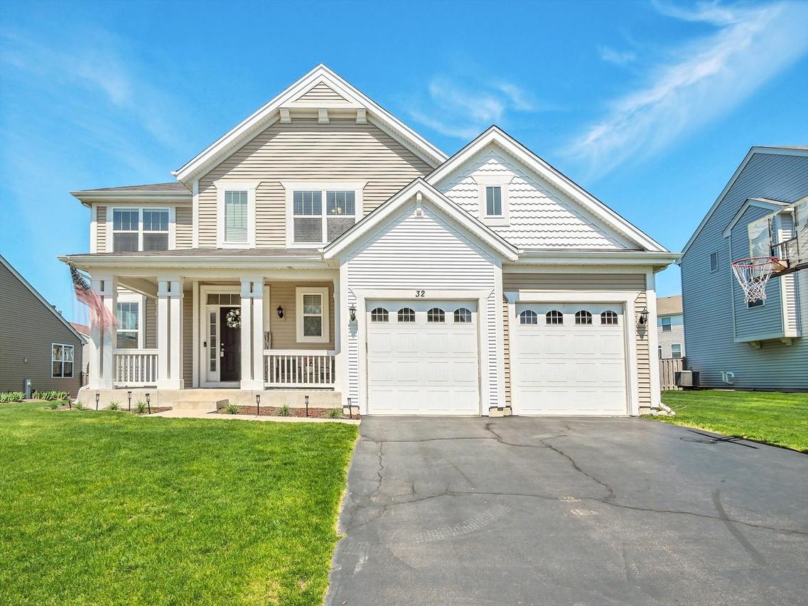 32 Catamaran Cir., Pingree Grove, IL 60140