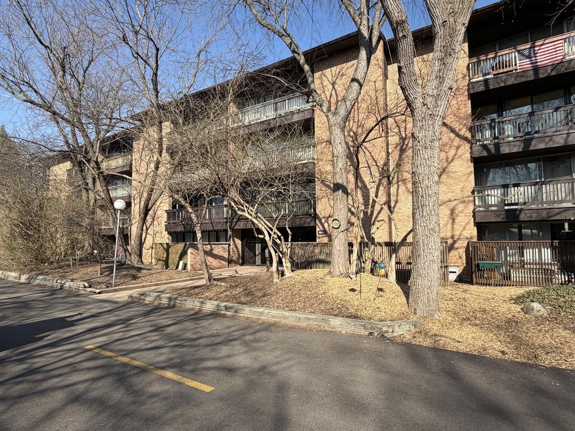 5500 Hillcrest Ln. #3A, Lisle, IL 60532